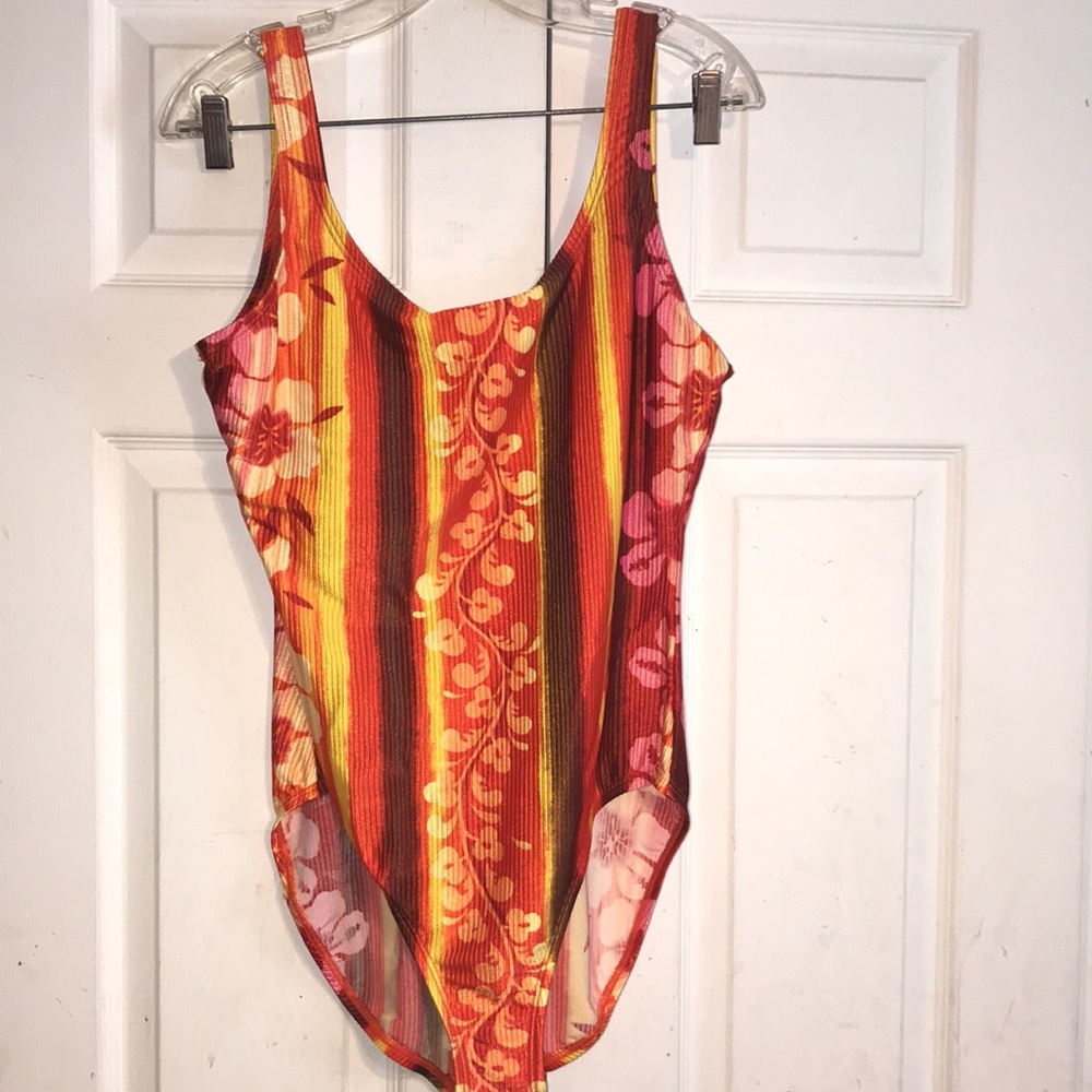 NWOT Women’s 2pc Swimsuit Set - Picture 2 of 9